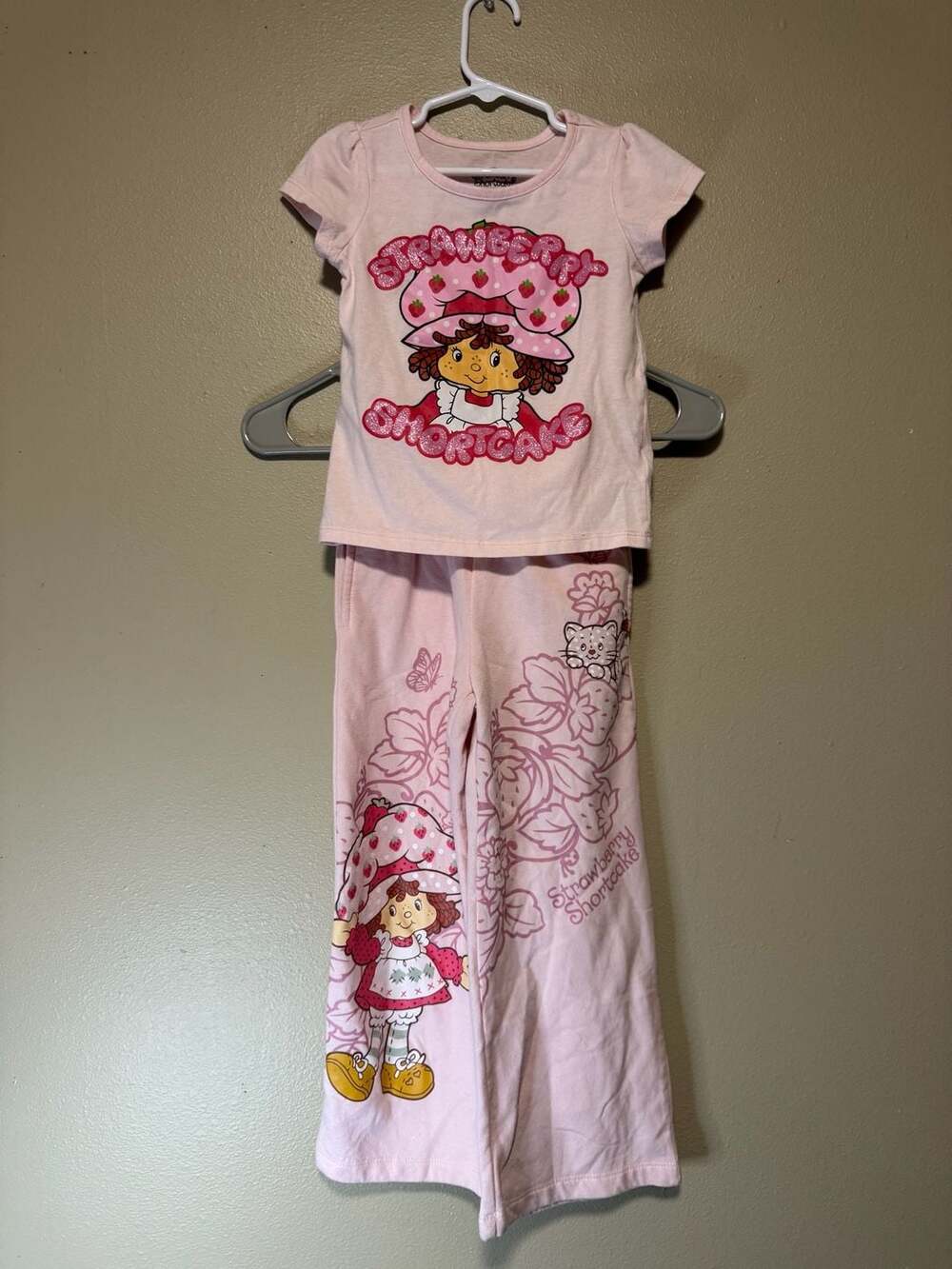 The World Of Strawberry Shortcake Sweatpants and shirt Bundle Size Xs (4-5)